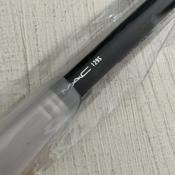 MAC powder/blush brush, 129S. New! - Picture 2 of 4